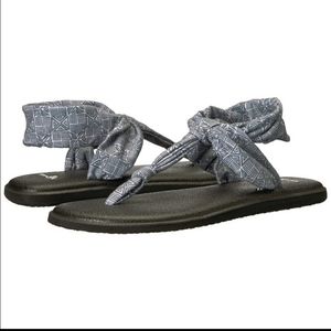 Sanuk gray/white yoga slings new/tags